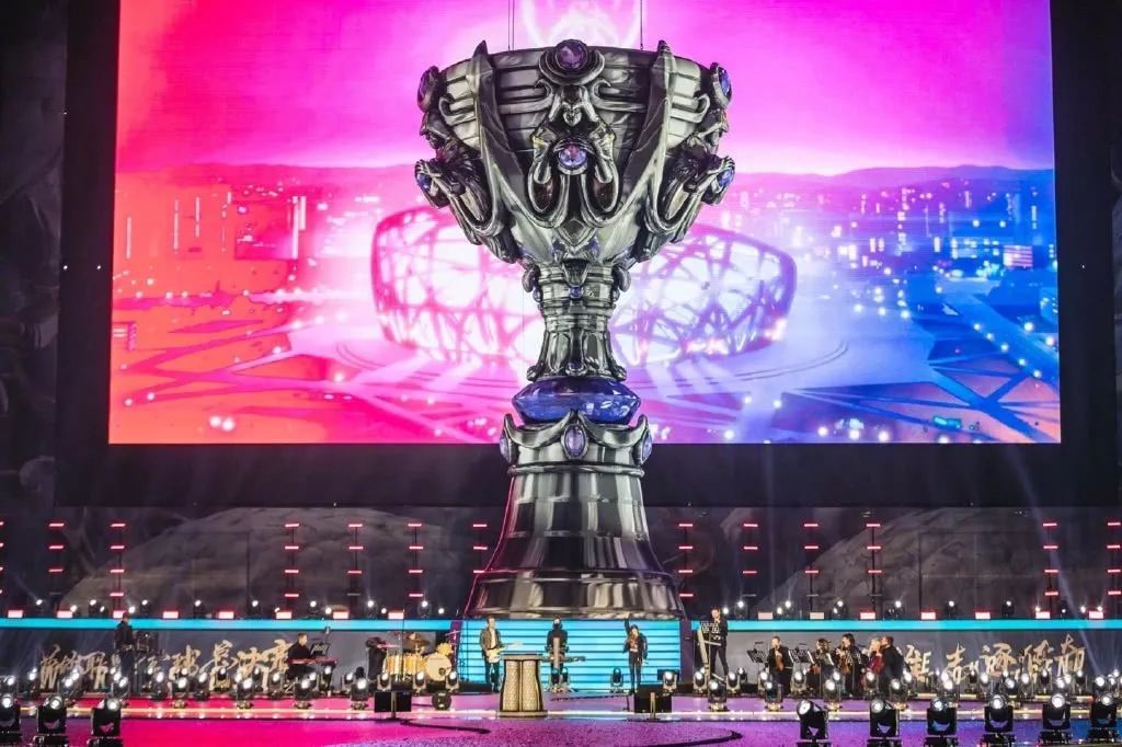 LPL主持夏安微博晒照：又幸福了安子